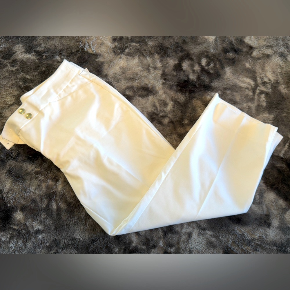 Women’s capri dress pants. White in color. New with tags! Size 6